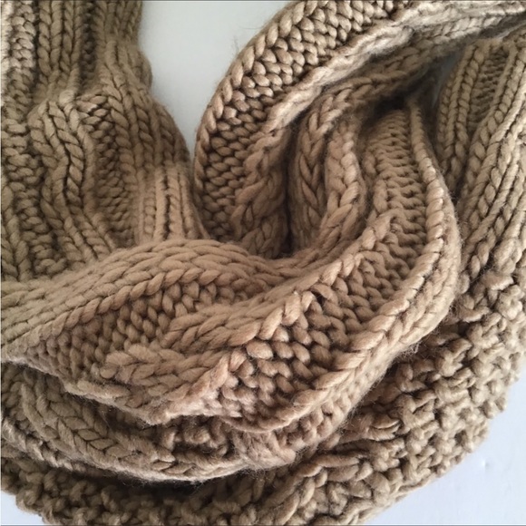 MICHAEL KORS TAN COLORED CHUNKY KNIT SCARF - Picture 12 of 14
